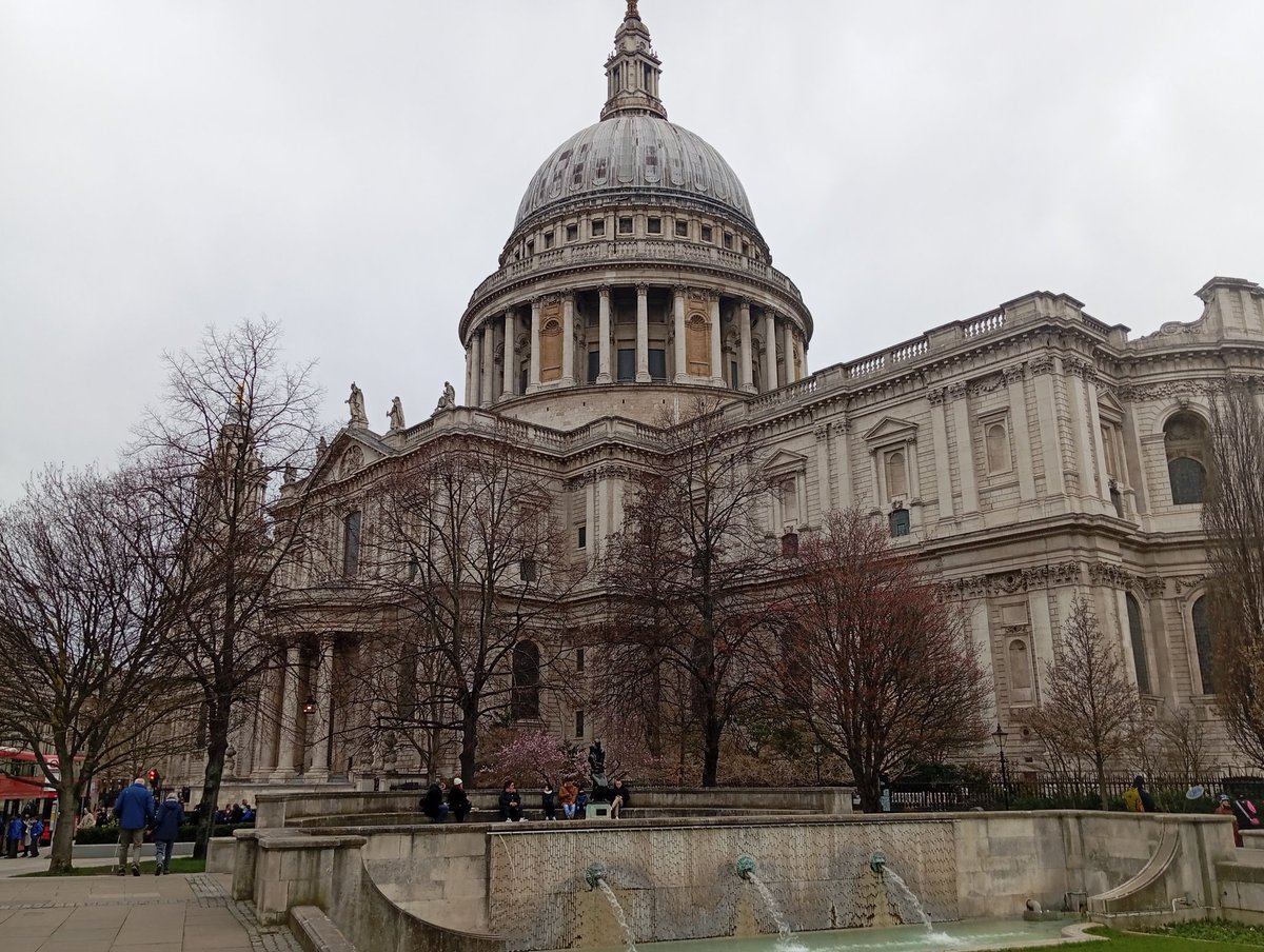 Primer día del cuaderno 📔 de bitácora en #Londres para empezar hemos visitado Monuments, #Londonbridge , tower of #London y para terminar St. Paul's Cathedral junto con nuestros compañeros de <a href="/corazonadasNSR/">Colegio Nuestra Señora del Rocío</a>