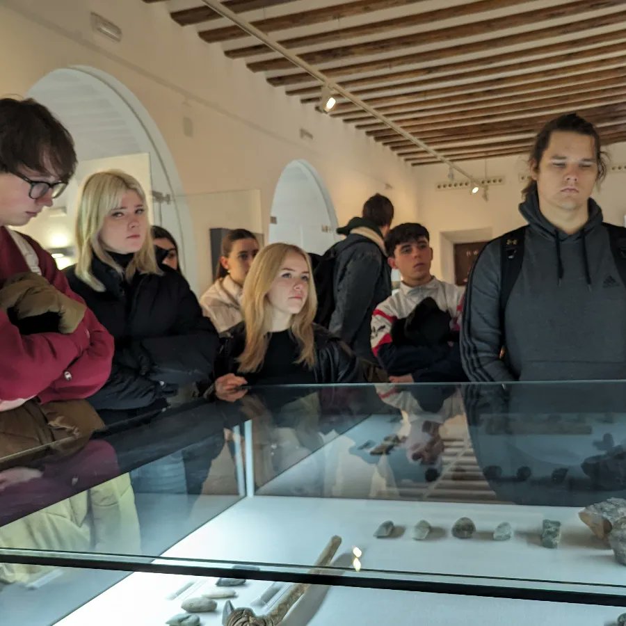 ERASMUS + 🇪🇸🇦🇹
Hoy recibimos a los alumnos letones del instituto Marupe State Gymnasium en el marco del programa Erasmus Escolar organizado por los profesores Juan Antonio González y Ángel Gabriel Ruiz. Proyecto: "Ciberseguridad y Ciberbulling" <a href="/sepiegob/">SEPIE</a> @aytobaza <a href="/MarupesVG/">Mārupes Valsts ģimnāzija</a>