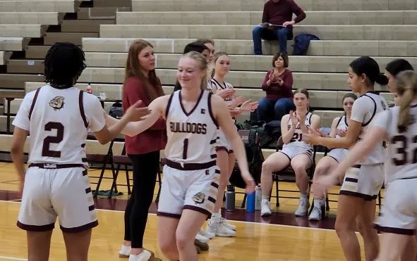 If you haven't seen this fabulous article on SMFHS Senior Anna Hurst, you've got to take a look! 🏀 📚 ✈️  buff.ly/3Ij9thD #BulldogPrideCitiesWide