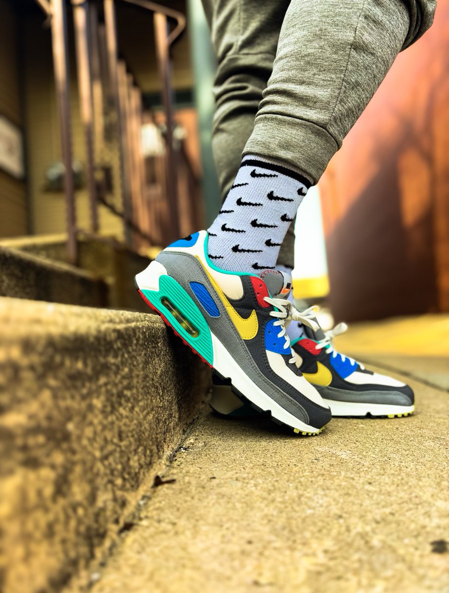Happy Monday!!! Back to the grind that is the work week. Decided to jump in on #marchMAXness On feet Nike Air Max 90 Air Sprung. Trying to manifest Spring here in Chicago #kotd #snkrs #snkrsliveheatingup #snkrskickcheck #sneakers #sneakerhead #yourshoesaredope #SneakerScouts