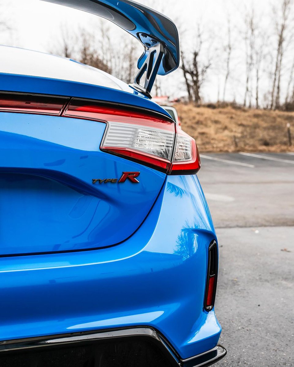 stek_usa's tweet photo. The Civic Type R is a certified track weapon. When driving a new car on the track, you're naturally concerned about your paint. When you’re thinking about your paint, you’re not focused on driving. Get back your peace of mind and focus on driving with DYNOshield PPF. #STEKUSA https://t.co/raY5l6eYbx