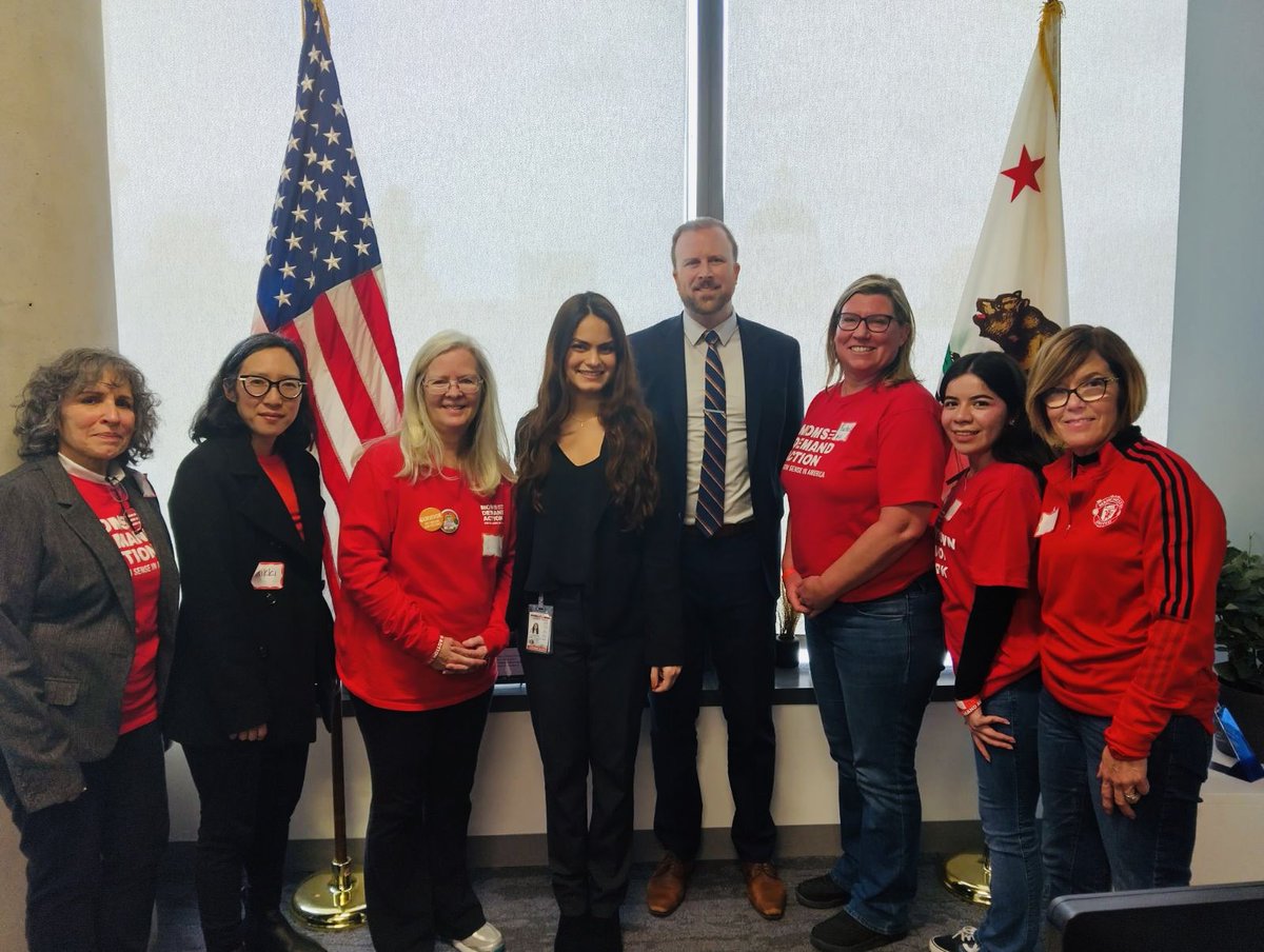 Wonderful meeting with Eileen Amador and Matthew Livers from the office of @MoniqueLimonCA. Thank you for giving @MomsDemand volunteers time to talk about the importance of legislation protecting families and strengthening CA’s Gun Violence Restraining Orders #CALeg @MomsDemand