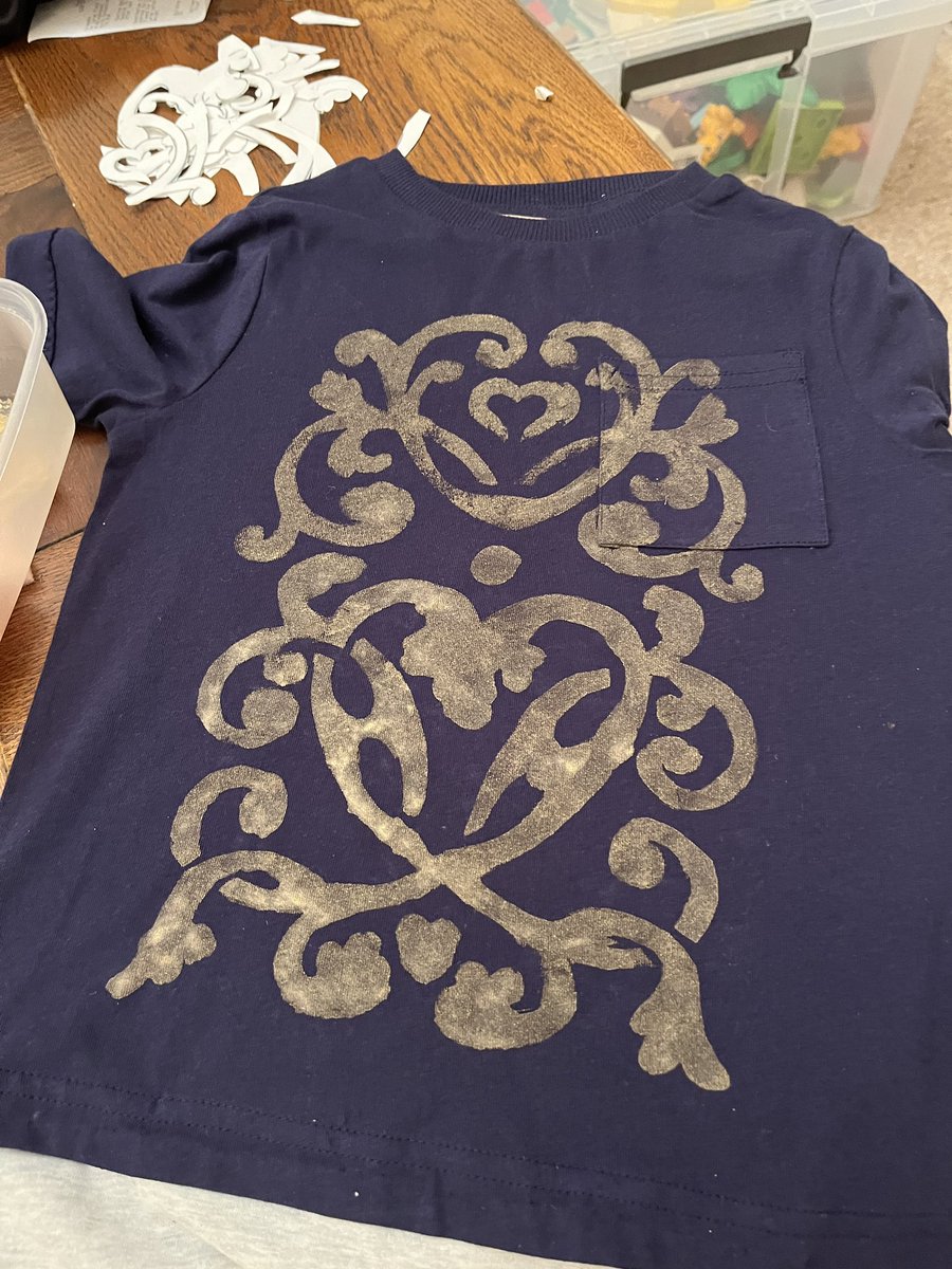 voodooconverts's tweet photo. Hobby streak 242

Spent about an hour cutting the stencil out then helped my wife to sponge the gold on top for my eldests world book day costume…. Sir Charlie Stinky Socks 

Glad the youngests costume is a simpler highway rat affair 😅 https://t.co/jugZGjLpYH
