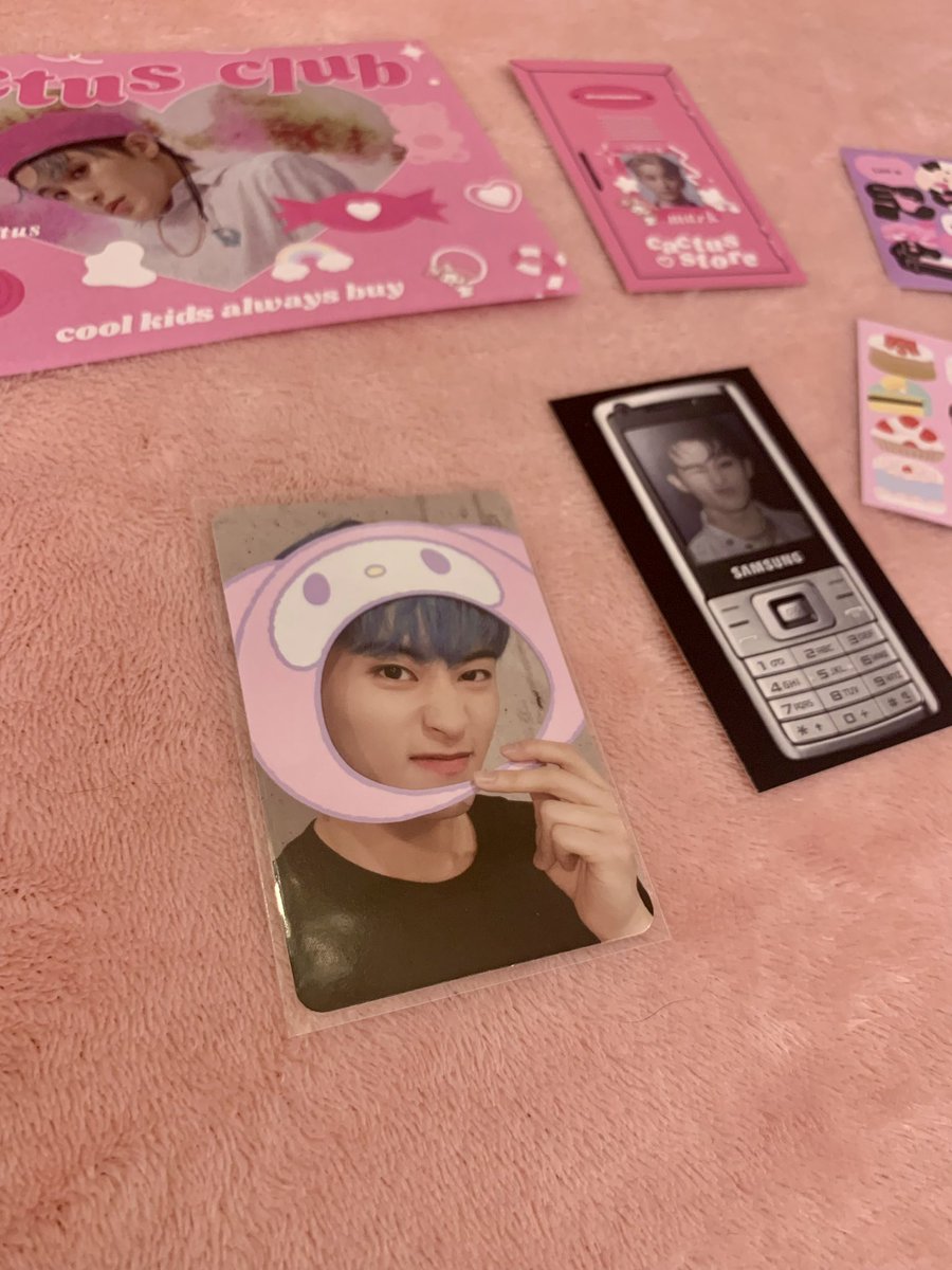 feedback postitivo pra <a href="/cactustwre/">CACTUS 🌵</a> que me enviou minha maior prio desde o dia que eu comecei a colecionar 😭😭 o card chegou super seguro e cheio de brindes fofinhos, to super feliz com esse mail e mt obrigadaa❤️❤️