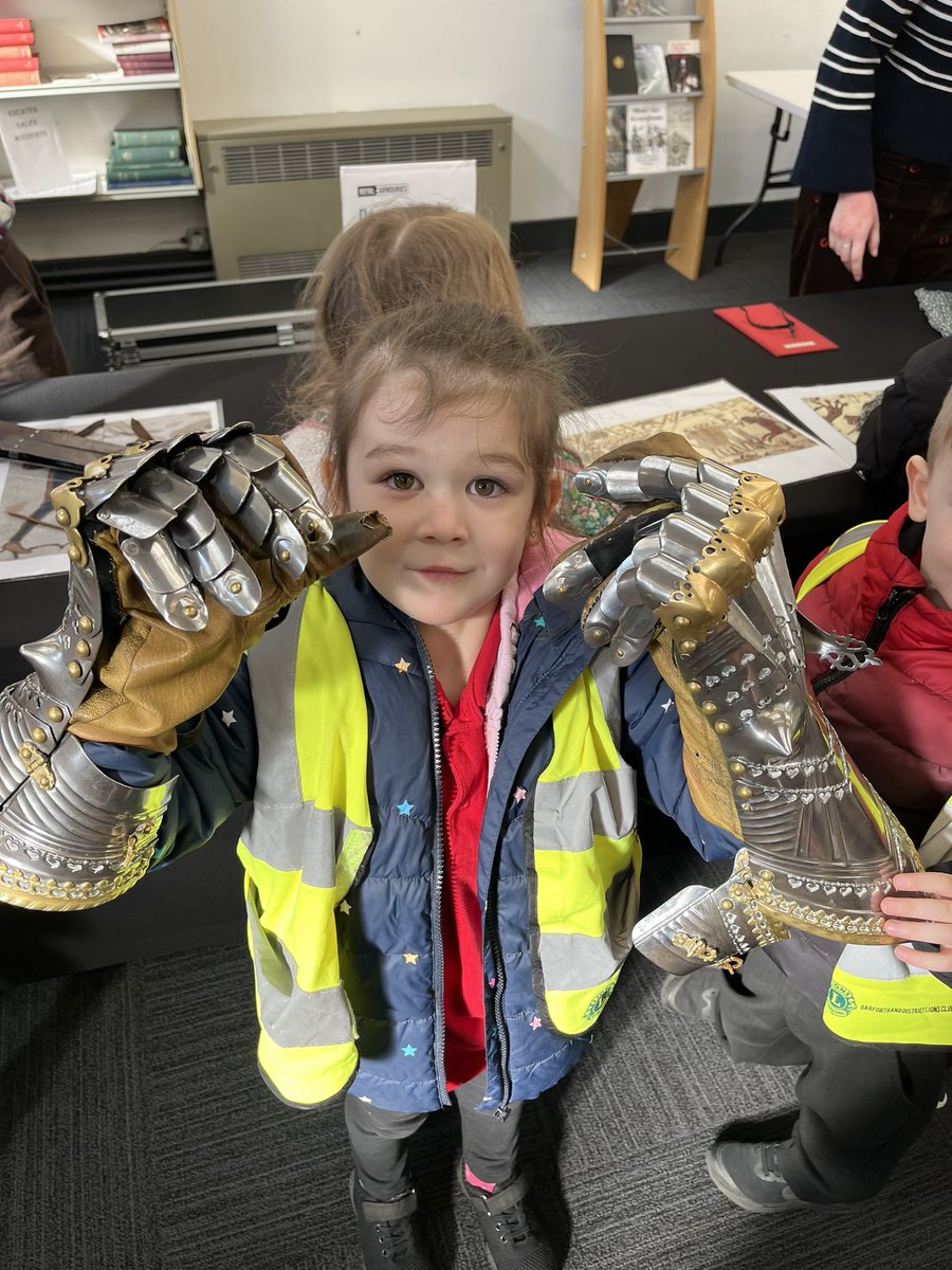 AshTreeEYFS's tweet photo. A little trip down to Kippax Library today to support our current learning theme ‘What was it like in the past?’ Lots of artefacts for us to explore from @RoyalArmouries Thank you for having us! #eyfsadventures #eyfscommunity #eyfsknowledgerich #eyfshistory @AshTreeKATPS https://t.co/g8H0rKhXWN