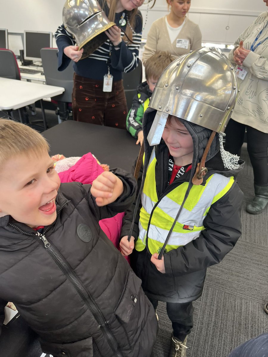 AshTreeEYFS's tweet photo. A little trip down to Kippax Library today to support our current learning theme ‘What was it like in the past?’ Lots of artefacts for us to explore from @RoyalArmouries Thank you for having us! #eyfsadventures #eyfscommunity #eyfsknowledgerich #eyfshistory @AshTreeKATPS https://t.co/g8H0rKhXWN
