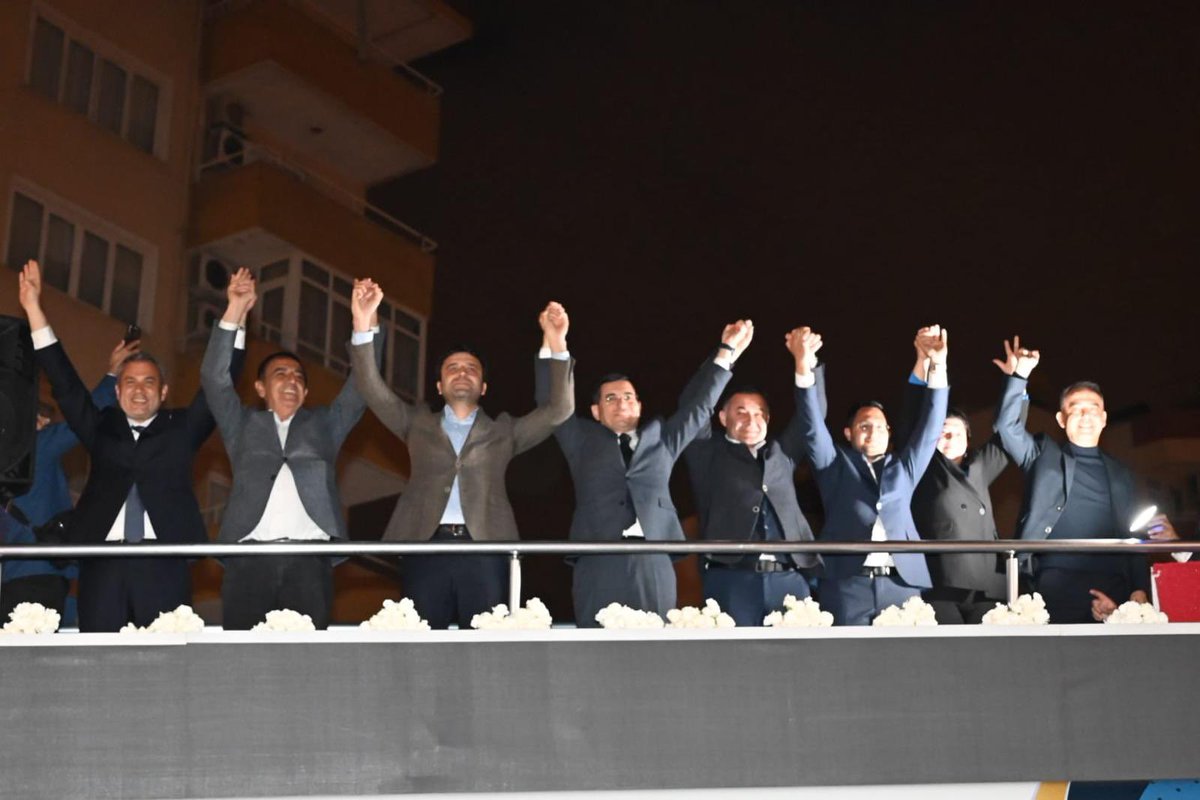 Alanya mutluluğumuza mutluluk, coşkumuza coşku kattı.

Heyecan dolu bu karşılama, hem ilçede hem Büyükşehirde Cumhur İttifakı zaferinin işareti. Büyükşehir'in yapması gereken sorunları da, çığ gibi büyüyen problemleri de çözeceğiz, hizmetin de eserin de en güzelini Alanyamıza