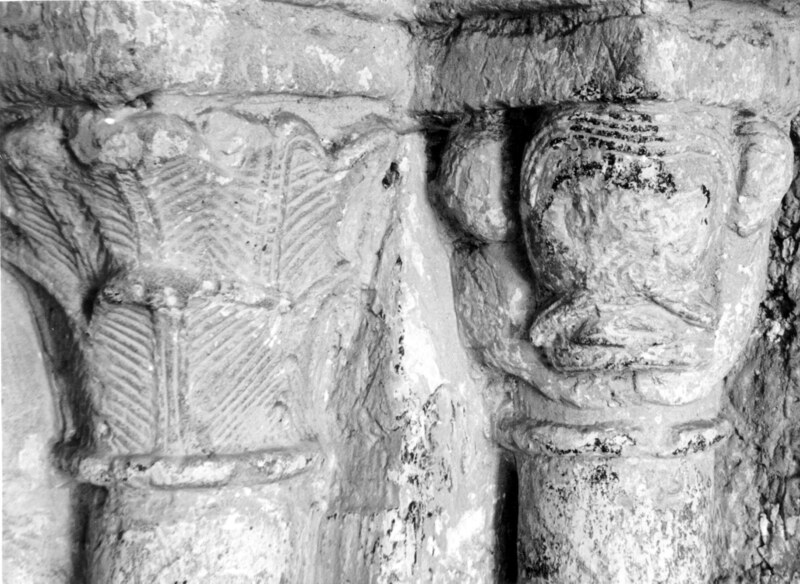 1⃣ Iniciaremos el recorrido visitando la iglesia parroquial de San Martín en Jokano. El exterior ha cambiado notablemente desde que Gerardo López de Guereñu obtuviera esta fotografía, pero la singular iconografía de su hermosa portada románica sigue ahí, esperándonos ⬇️