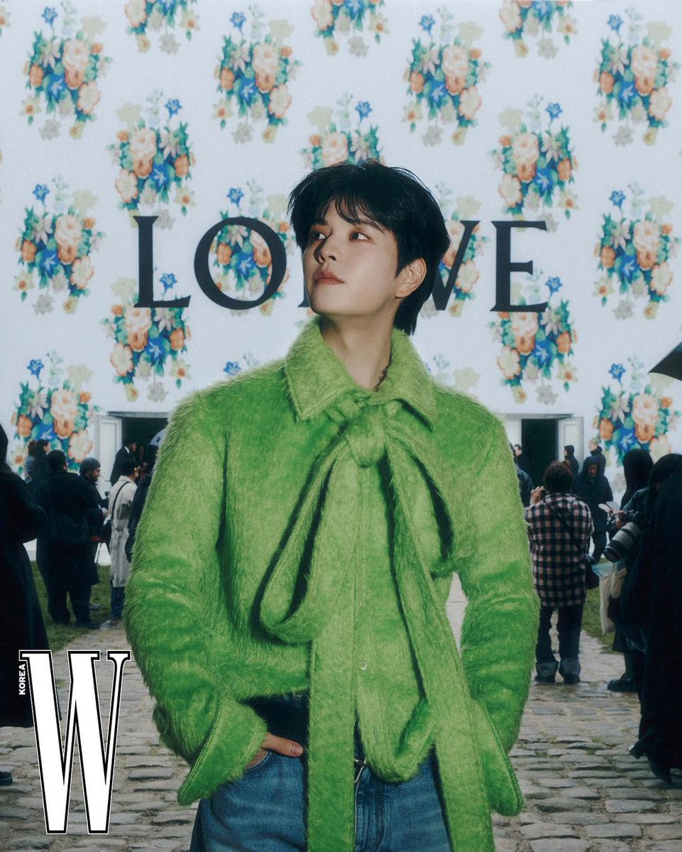 viraltakes's tweet photo. Seungmin of Stray Kids looks majestic in a new shot from the LOEWE show at Paris Fashion Week. https://t.co/jcJJVkJS11