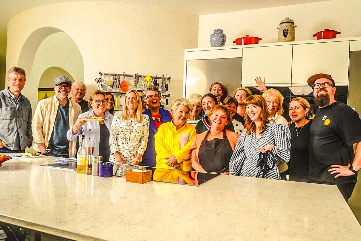 It was awesome to work on ‘Prue Leith’s Cotswold Kitchen’ last year. The whole team from @WeAreYetiMedia were fantastic to work with and we had such a warm welcome in Prue’s house. Watch all existing episodes on @ITVX 😁🎥🎬📺🥙🥗🥘 . . . . . . . . #itv