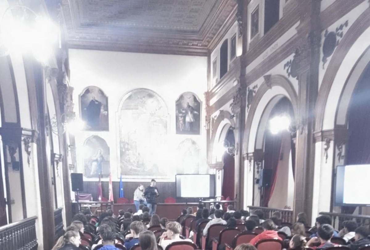 PineroOrenes's tweet photo. Muy agradecido al comité organizador de la semana de la ciencia del @IESCascales por invitarme a dar una charla en este precioso e incomparable salón de actos, y a los alumnos por su paciencia y atención. Todo un placer. @IMIB_RMurcia, @FFIS_CARM , @UMU https://t.co/1y47fsRNjO