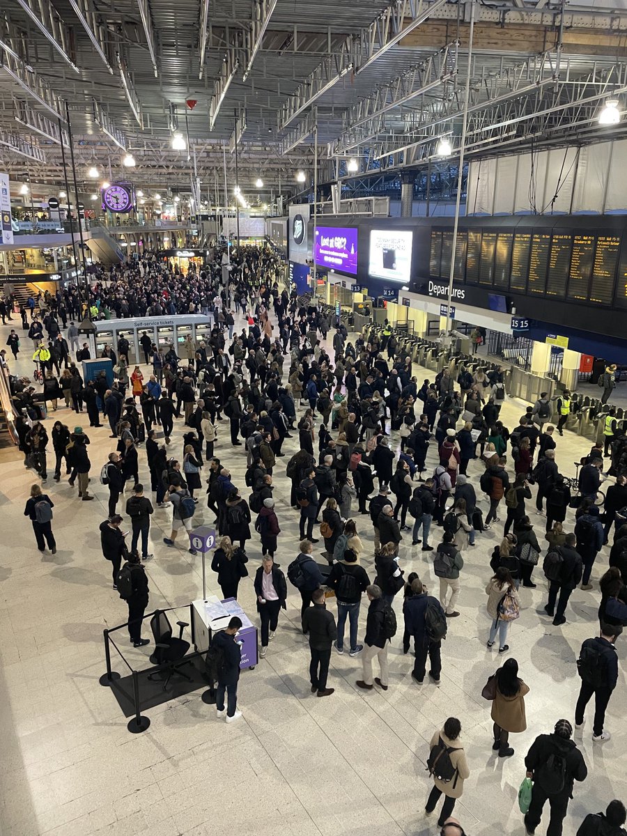 Misery for commuters at Waterloo tonight where a derailed train has caused multiple cancellations and delays. ⁦@itvlondon⁩