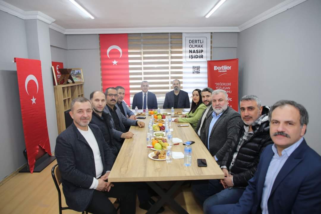 dertliler2016's tweet photo. Küçükçekmece İlçe Kaymakamımız Sayın Mustafa Anteplioğlu bugün derneğimizi ziyaret ederek faaliyetlerimiz hakkında bilgi aldı.

#Derdimizİnsanlık şiarıyla yaptığımız çalışmalarımızda başarılar dileyen Sayın Kaymakamımıza nazik ziyareti için teşekkür ediyoruz. @KcekmeceKymklik https://t.co/WfbSpj7890