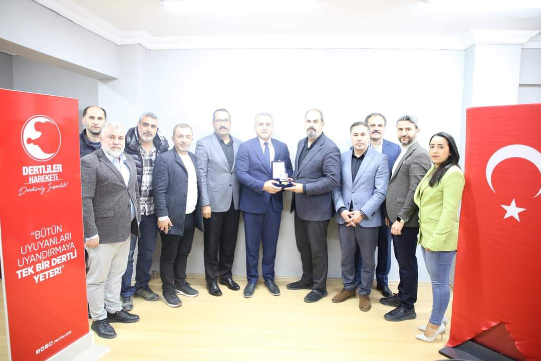 dertliler2016's tweet photo. Küçükçekmece İlçe Kaymakamımız Sayın Mustafa Anteplioğlu bugün derneğimizi ziyaret ederek faaliyetlerimiz hakkında bilgi aldı.

#Derdimizİnsanlık şiarıyla yaptığımız çalışmalarımızda başarılar dileyen Sayın Kaymakamımıza nazik ziyareti için teşekkür ediyoruz. @KcekmeceKymklik https://t.co/WfbSpj7890