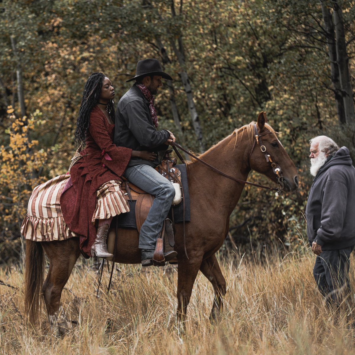Behind the scenes, but make it on horseback. Mario Van Peebles' OUTLAW POSSE is now playing, only in theaters. Experience the film and all its Western glory today. Get tickets: fandango.com/outlaw-posse-2…