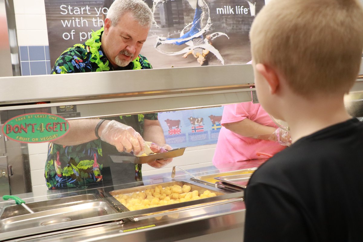 We had two new members join our LCPS School Nutrition teams for National School Breakfast Week! Great work, Superintendent Straley and Chairman Strickland! #SchoolBreakfast