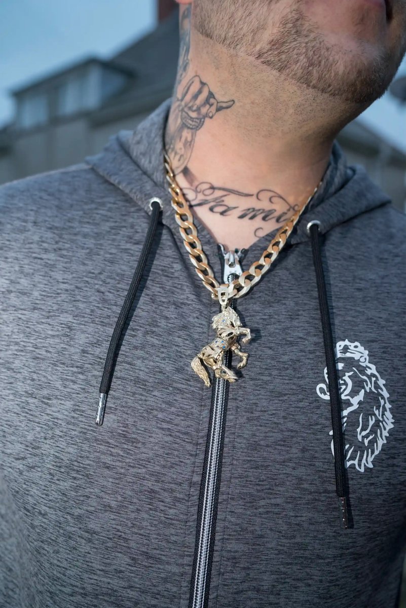 AboutPhotograp2's tweet image. "Gaining intimate access to a community shaped by incarceration, Roche builds trust and friendship, opening doors to a world often unseen. Each image, a deep dive into lives intertwined with the prison system. #CommunityPortrait #BehindTheLens 🚪"