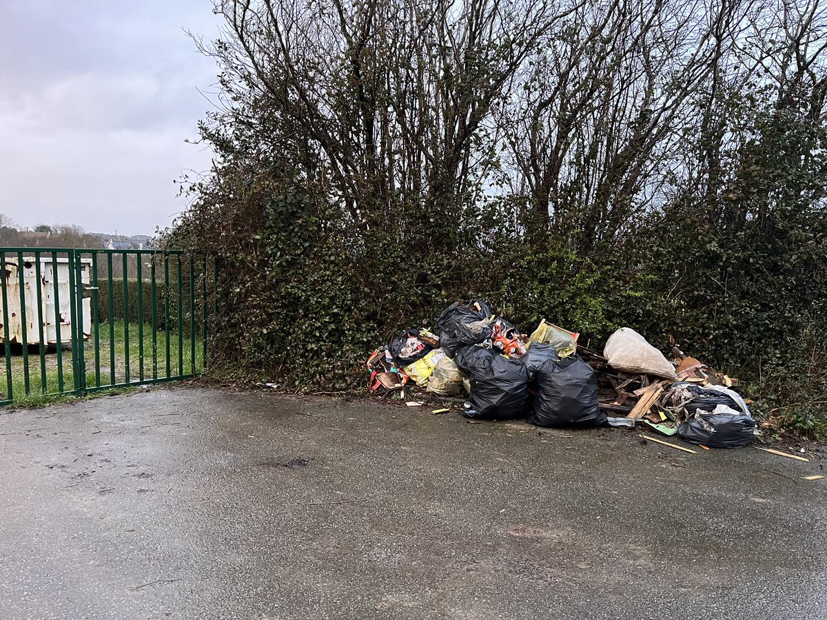 courpopo's tweet photo. @VilleCherbourg les jardins ouvriers chasse Pontas .Un dépotoir, et c’est souvent.Les consignes sont claires pour les déchets verts mais pour le reste il serait bon de rappeler qu’il y a des déchèteries. https://t.co/J2ORab8PbQ