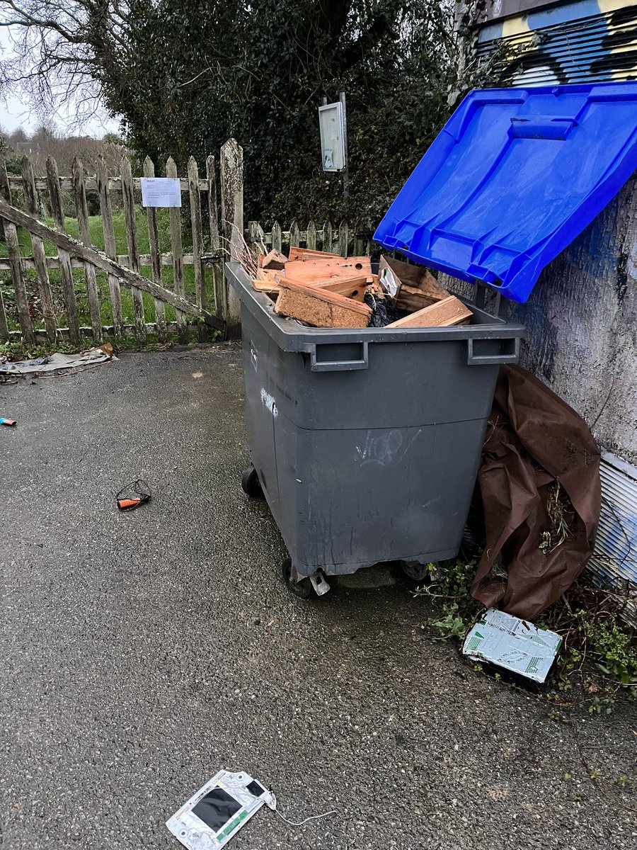 courpopo's tweet photo. @VilleCherbourg les jardins ouvriers chasse Pontas .Un dépotoir, et c’est souvent.Les consignes sont claires pour les déchets verts mais pour le reste il serait bon de rappeler qu’il y a des déchèteries. https://t.co/J2ORab8PbQ