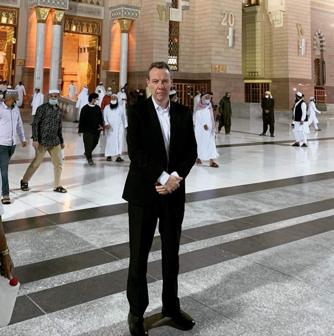 LifeSaudiArabia's tweet photo. British 🇬🇧 Consul-General to Saudi Arabia 🇸🇦 converted to Islam and visited Masjid al Nabawi in #Madina to offer prayers. https://t.co/mABH50siPS