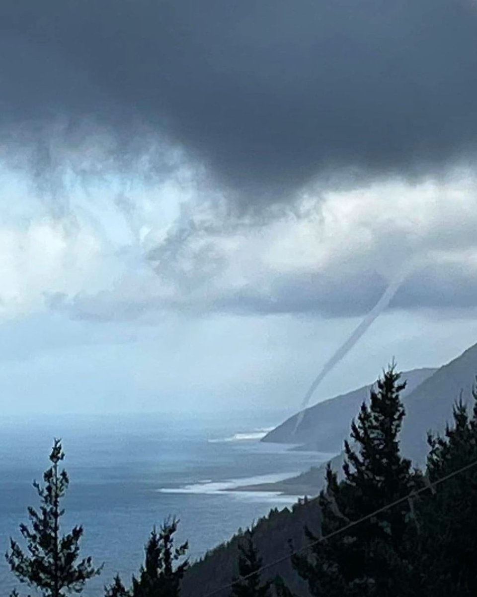 Check out this crazy water spout seen over Shelter Cove in Humboldt County over the weekend. 

📷: Brenda Bullington