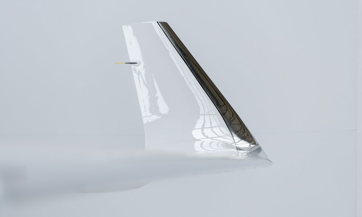 DassaultFalcon's tweet photo. The raw beauty of falcon blended winglets. Fly Further with less fuel. #FalconEfficiency https://t.co/HM0Ayr3TQw