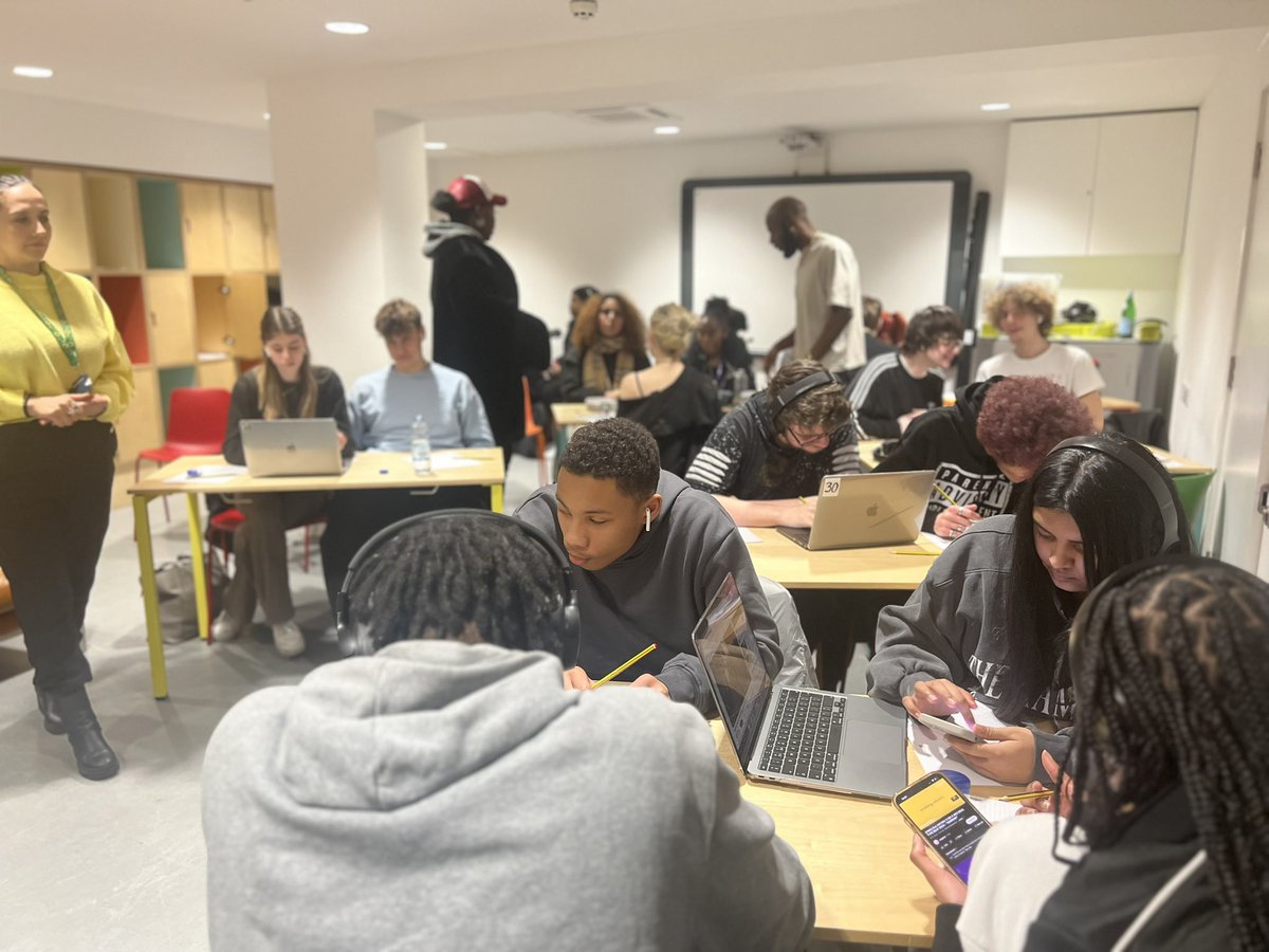 Huge SoundSkool thank you to the amazing <a href="/ShaesUniverse/">Shae Universe</a> ✨🧡 🔈

Shae delivered a songwriting workshop and masterclass today ✒️ 🥰

Sharing her personal musical journey, performing for us and supporting students write some new music 🔥

#SoundSkool #MusicEducation
