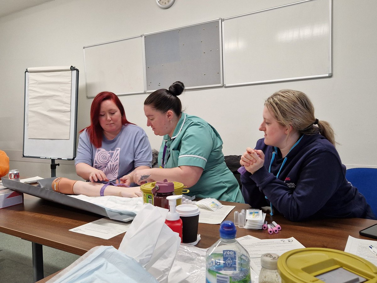 Catheter and cannula study day led by our amazing Doctor Assistants #SAU #Wolf #Stonehouse <a href="/SueClemow/">Sue Clemow</a>