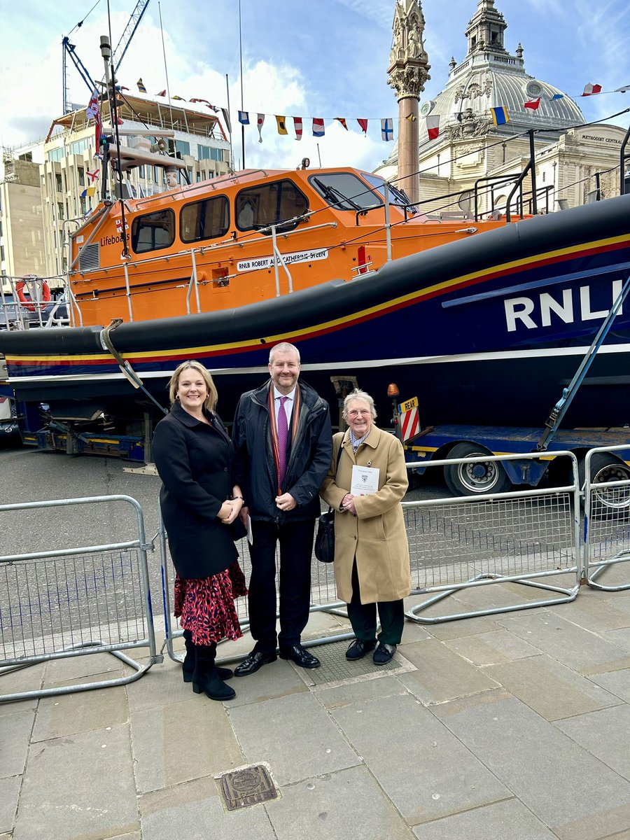 RNLIBasingstoke's tweet photo. A wonderful day of celebrations at @wabbey for @RNLI 200th anniversary, surrounded by hundreds of brave lifeboat crews and lifeguards, and reminded of the pledge by Sir William Hillary on 1824 to save lives at sea #onecrew https://t.co/GkUUvpJgVi