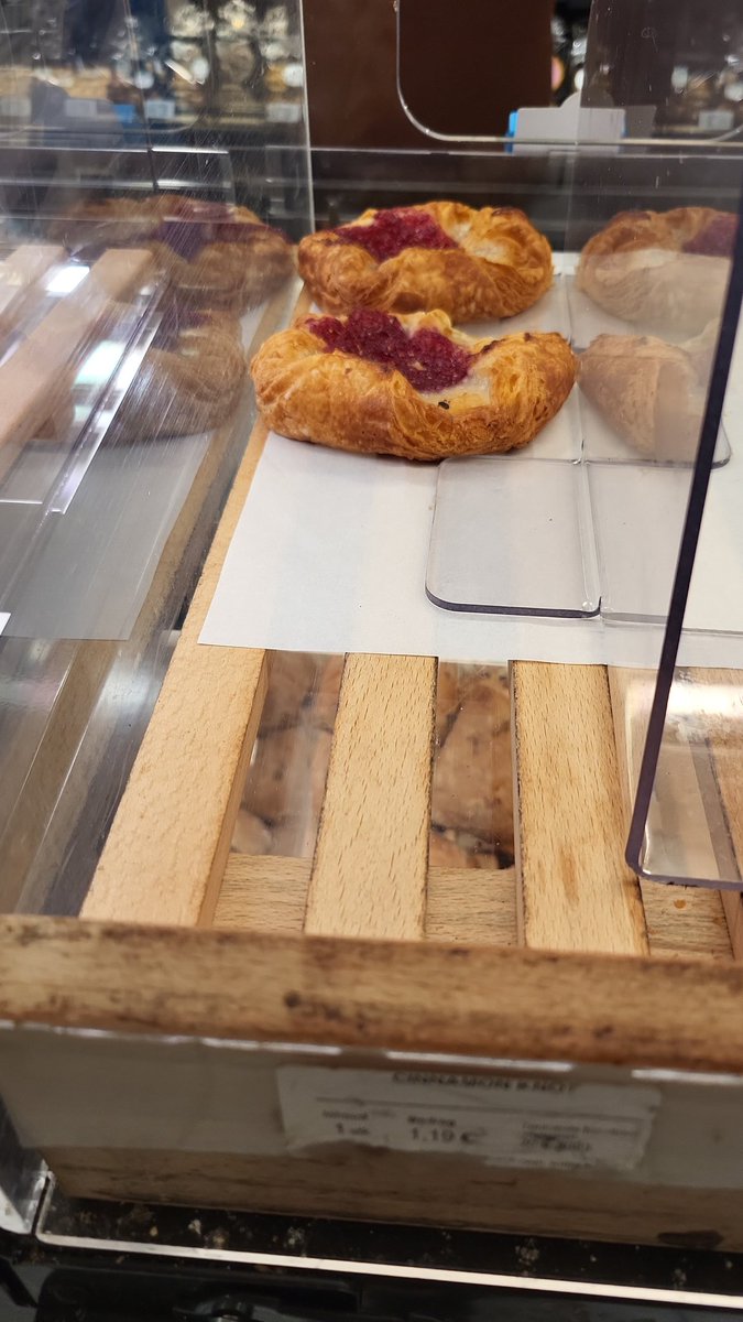 Being a baker at a convenience store is so hard while trying to lose weight like... id eat the fuck outta this if my limit wasnt 500 kcal