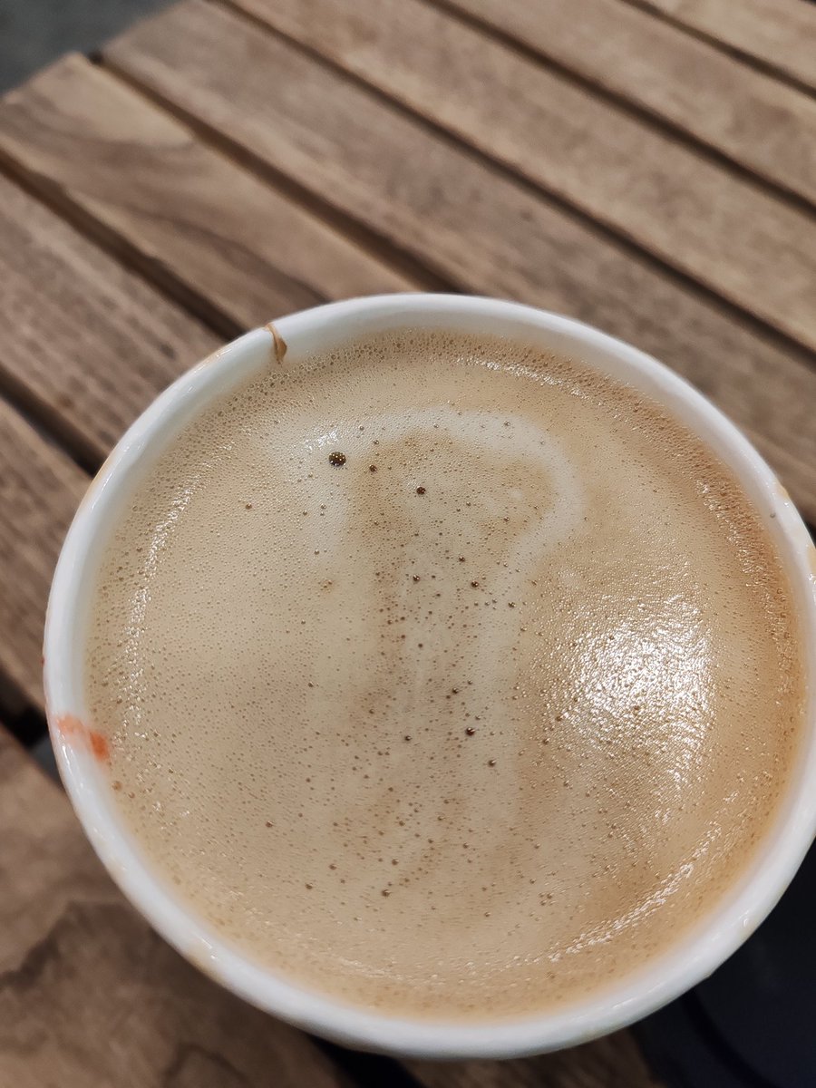 Cfmazlum's tweet photo. Barista kahveme çük çizmiş ne yapmalıyım?!? https://t.co/ydBZpaU0t8