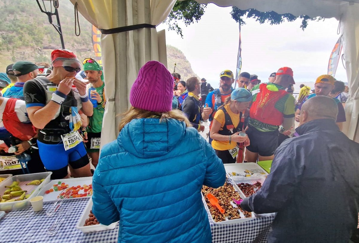 TransGC's tweet image. ¡Una gran familia siempre #VandamaTrail! 🤩

😱 Vaya éxito el avituallamiento que montaron en esta edición en "El Hornillo" para los corredores y corredoras de la #TGCClassic y la #TGCAdvanced, ¡qué grandes son! 

¡Gracias equipazo!  💙🫶