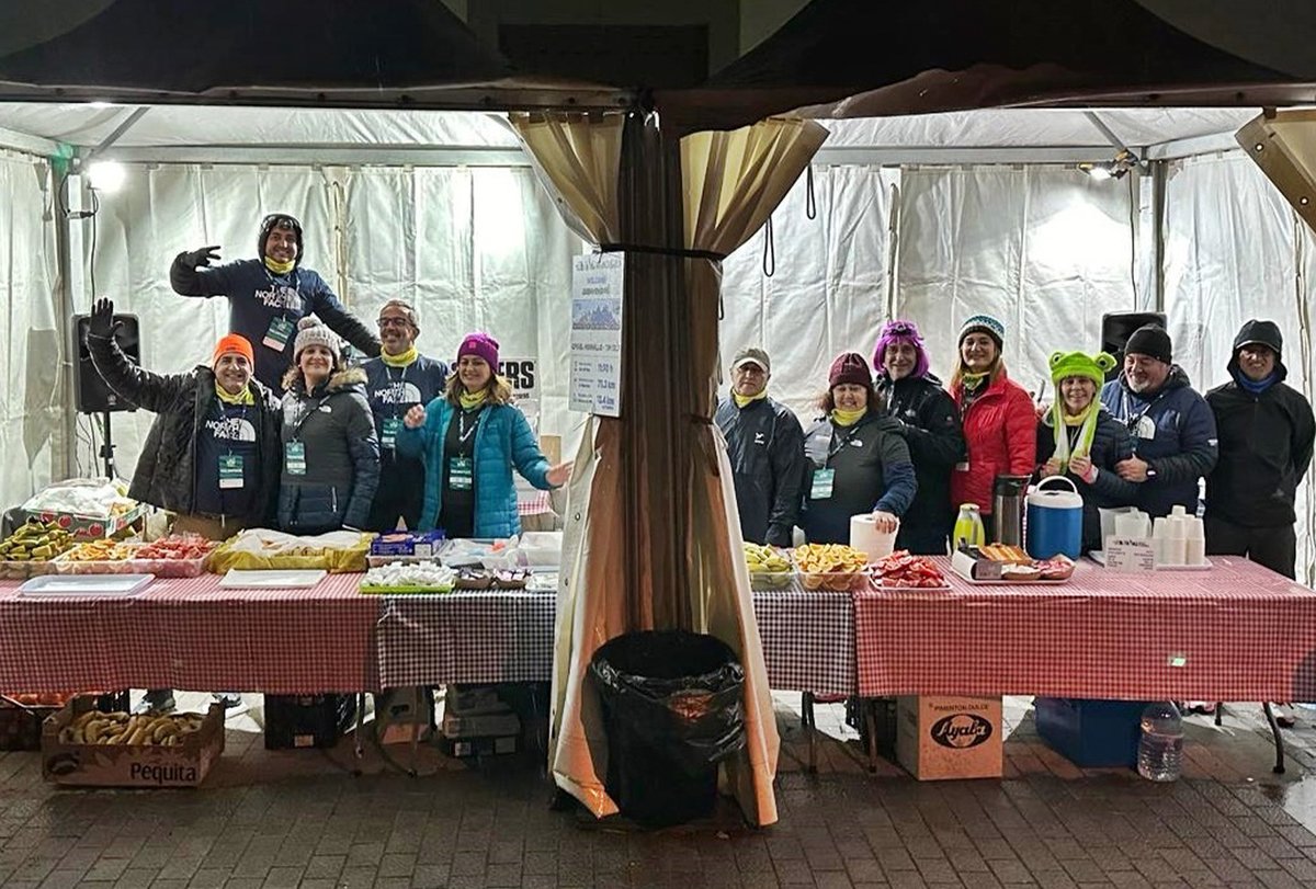 TransGC's tweet image. ¡Una gran familia siempre #VandamaTrail! 🤩

😱 Vaya éxito el avituallamiento que montaron en esta edición en "El Hornillo" para los corredores y corredoras de la #TGCClassic y la #TGCAdvanced, ¡qué grandes son! 

¡Gracias equipazo!  💙🫶