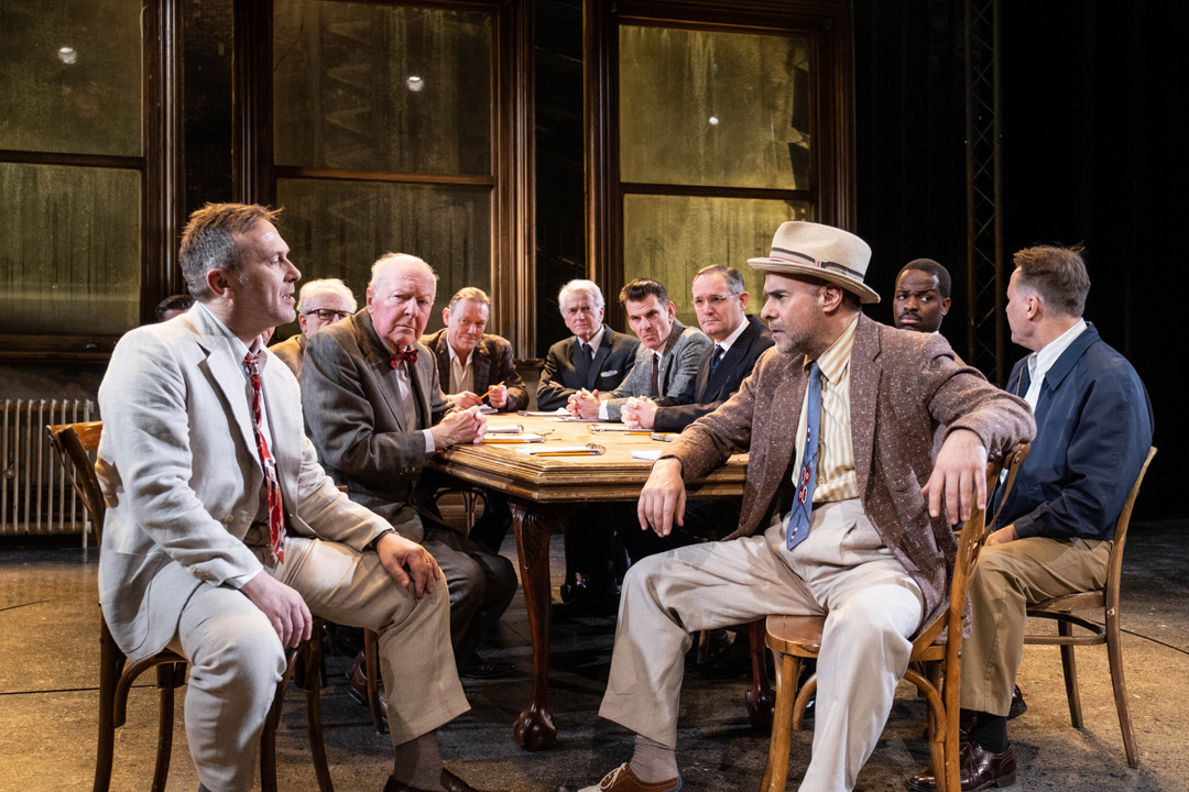 Gripping courtroom drama Twelve Angry Men is @MalvernTheatres all week til Sat Mar 9 with starry cast inc @j_merrells & @MichaelGreco2. This review by @AlexanderJBrock from @birmingham_live is when tour reached Brum & why story is 'more powerful than ever' birminghammail.co.uk/whats-on/theat…