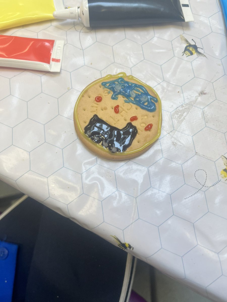 ASCAuckley's tweet photo. To kick off world book week ASC decorated Biscuits with a book theme. Some children even incorporated the railway children in their designs. https://t.co/QUHRHdZ4ny