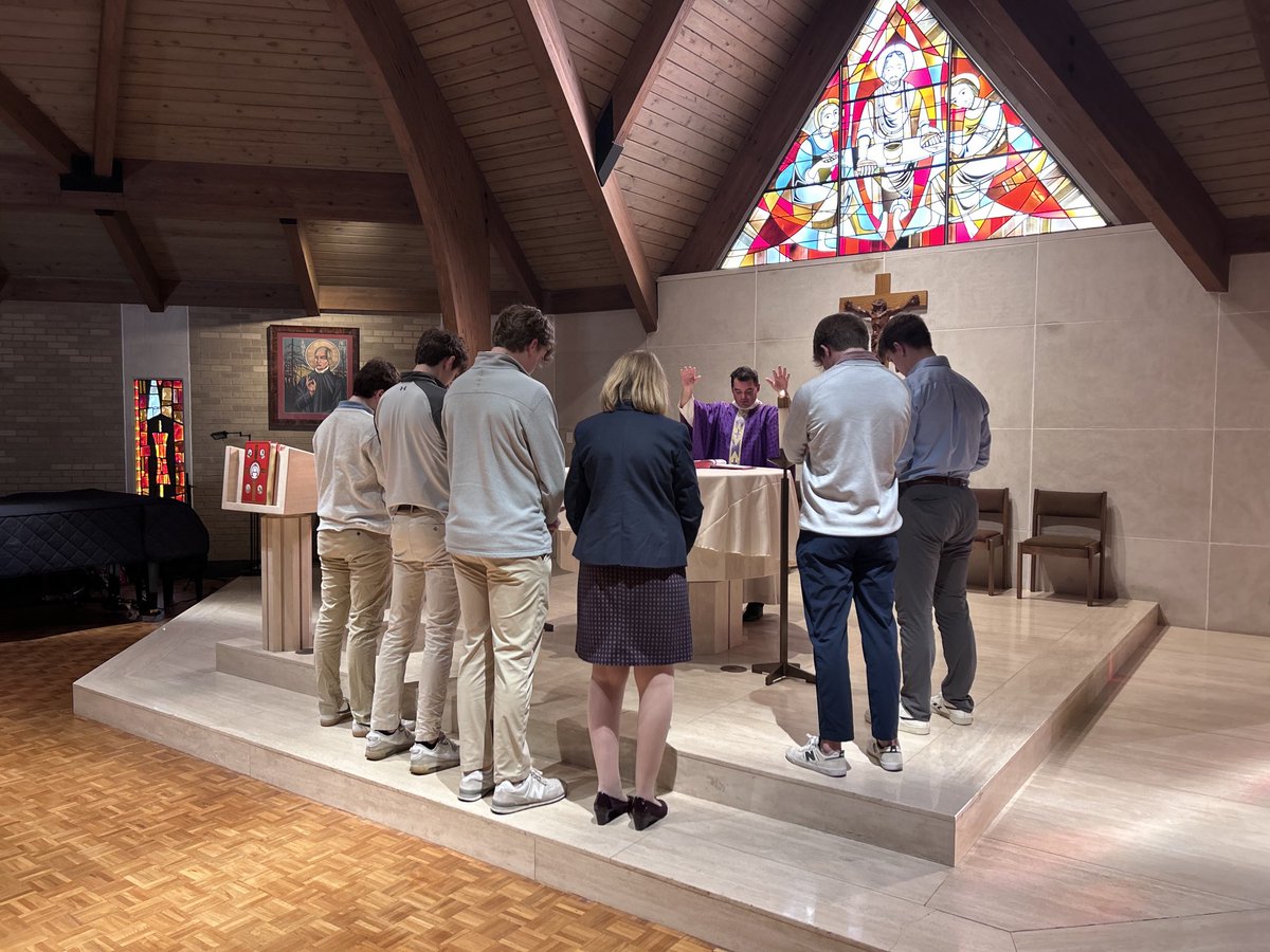 DSJMinistry's tweet photo. Club 304, a group of students & teacher who, randomly placed together in 2020 as a lunch group, have maintained their friendship over 4 years at @DeSmetJesuitHS
It’s only fitting they met to pray together at #ClubMass today, 3-04!
They found Jesus in #BreakingofBread https://t.co/H0al2na5B3