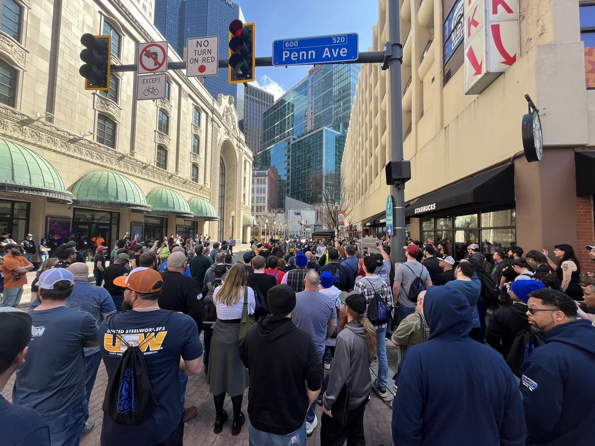 We're out here in solidarity with our union siblings from <a href="/pghsbuxunited/">Pittsburgh Starbucks Workers United</a> outside the Sixth Street store location, along with a big crowd of supporters. 📸 <a href="/bobbatzjr/">Bob Batz Jr.</a>