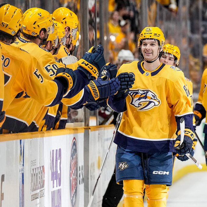 Photo of Tommy Novak fist bumping teammates on the bench