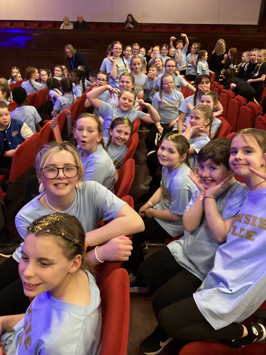 The gang are ready to go, go, go! @frissonfoundation @glee