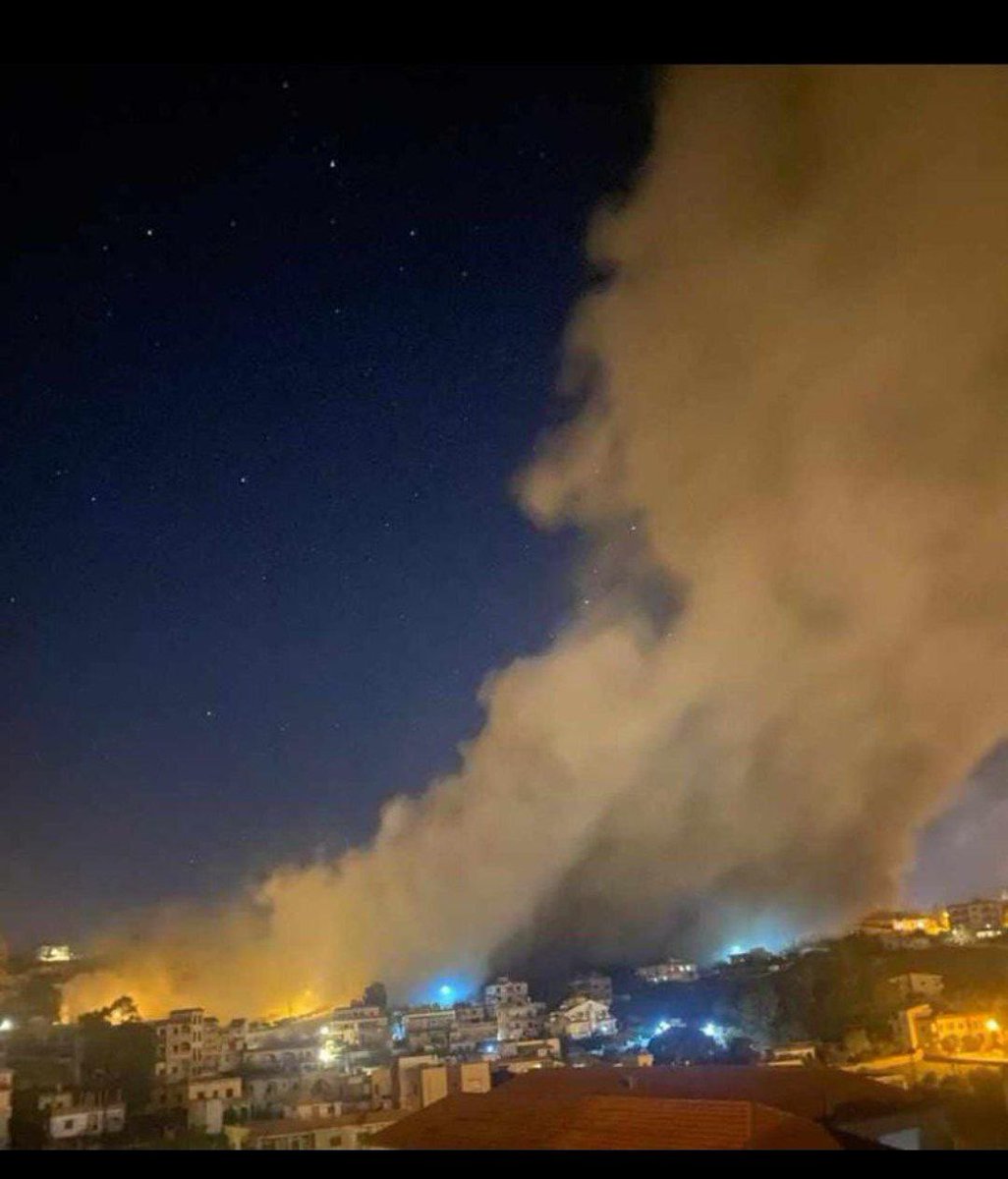 RoyalIntel_LIVE's tweet photo. A Zionist raid targeting the city of Bint Jbeil in Lebanon 🇱🇧 https://t.co/kcYtQsWYNl