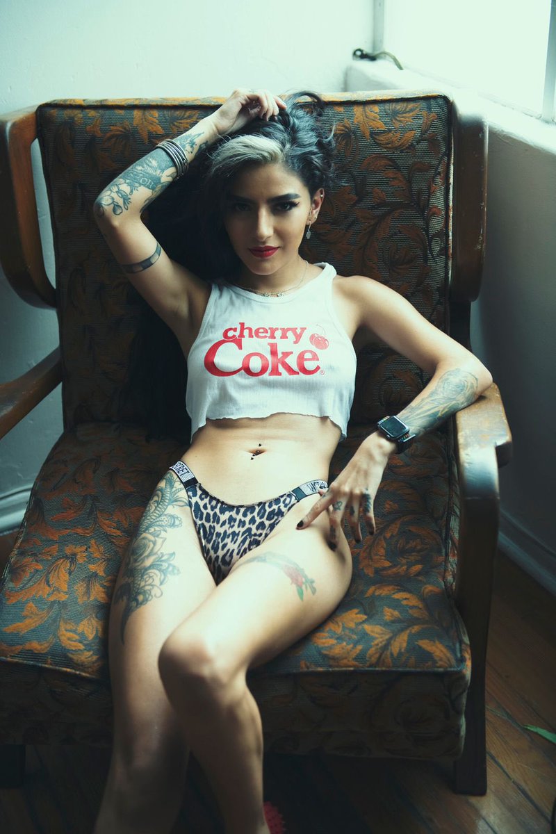 lamariadevil's tweet photo. De mis fotos favoritas x @_sakre ✨📸
🤍💋🖤
•
#skinkgirls #MCNTD #familiatatuada #tattooed #altmodel #girlswithtattoos #inkedgirls #alternativegirl #instattoo #girlswithpircings #tattoos #bisexual #lgbtq #inkedlife #petitegirl #fashionstyle #fashionstylist #underwearmodel https://t.co/vva1DL2Bks
