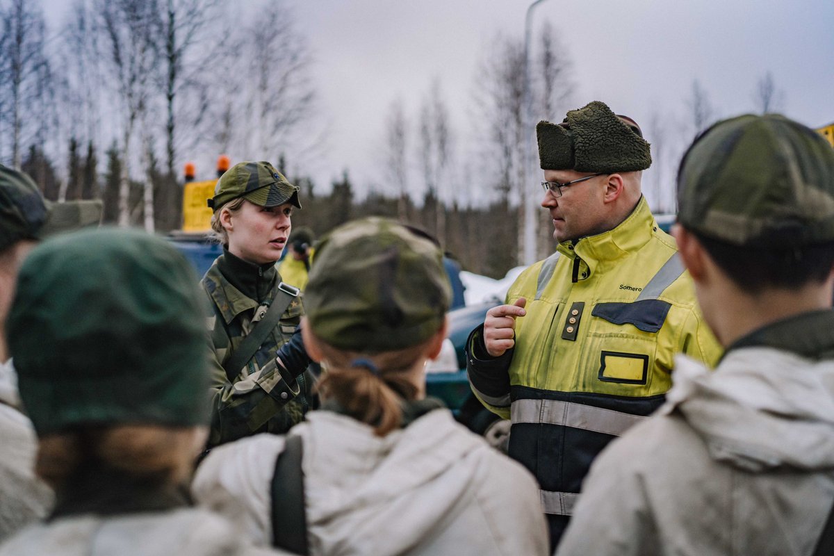 Rajat ylittävää puolustusyhteistyötä. 🇫🇮🇸🇪 divisioona keskittämässä joukkojaan pelipaikoille. #NordicResponse24 #StrongerTogether #Tillsammans #Together #maavoimat #svfm