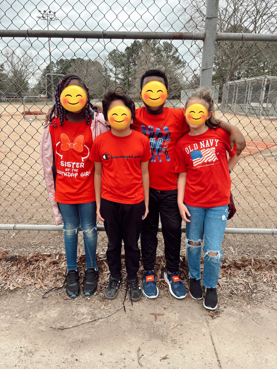 starting off our Read Across America week with twin day!! 🩷❤️ <a href="/tcherlibrarian/">Summer Pittman</a>