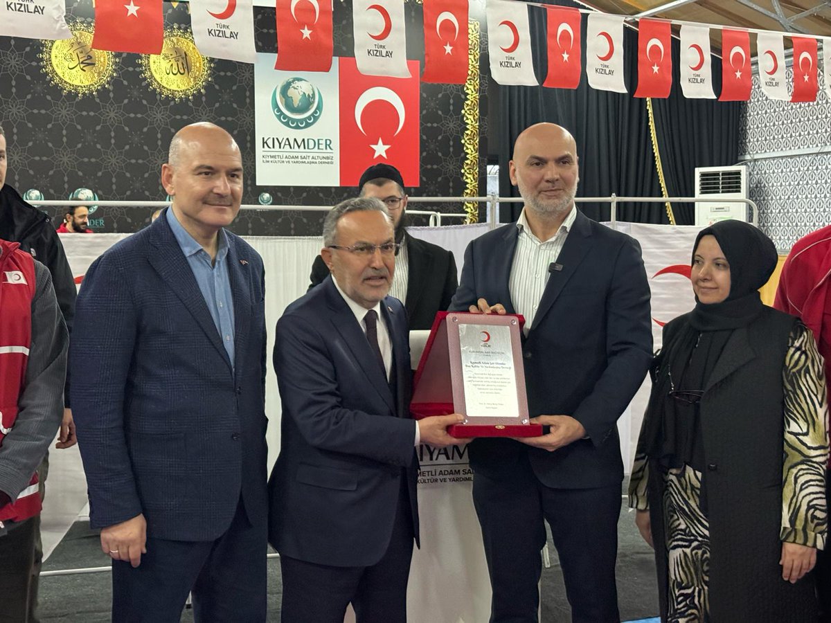 Organizasyonda düzenli kan bağışı yapan 50 Kıyamder gönüllüsüne madalya takdim edildi. Kıyamder Derneği’ne ise düzenlediği kan bağışı organizasyonları nedeniyle gümüş madalya plaket takdim edildi.