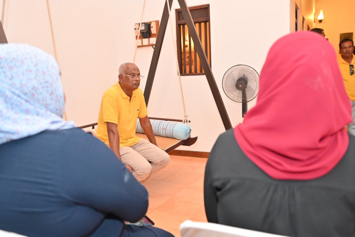 charly_thuthu's tweet image. ރައީސް @ibusolih މަޖިލިސް20 ނ.ވެލިދޫ ދާއިރާގެ އެމްޑީޕީގެ ކެންޑިޑޭޓު އެމްޕީ @mashafeeg ގެ ކެމްޕެއިންގެ އިސް ހިންގުންތެރިންނާއި ބައްދަލުކުރެއްވުން.

#VelidhooDhaaira #VoteMode ✅1️⃣ 
#VoteMDP #Majlis2024
#MisraabuHamaMagah