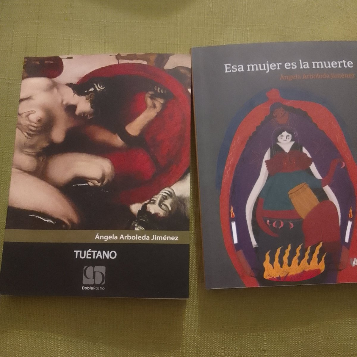 AngelaArboledaJ's tweet photo. Feliz... hoy me compraron un "Tuétano" y un "Esa mujer es la muerte". 
Pueden pedírmelos o comprarlos en @lamadrigueraec o en @fce.ecuador en el local @mz14uartes Miguel Donoso Pareja. O pedirlos a @doble.rostro editores. Creo que también andan por @libreriaespanolaec https://t.co/ECfH2f1N1c