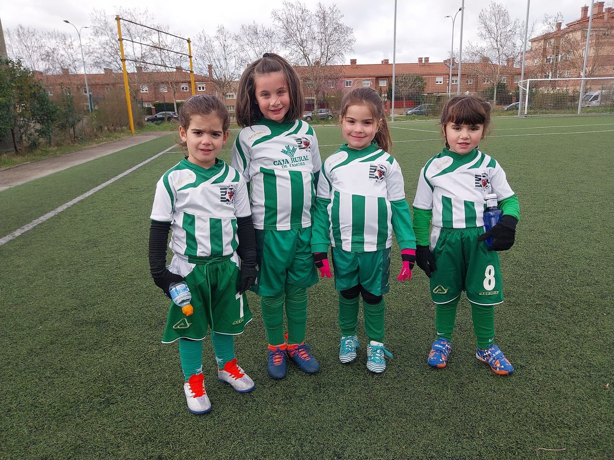 CDVictoriaCF's tweet photo. 🟢 Escuela "B" | El equipo dirigido por Fran disputó la 3° Jornada de Debutantes ante @CDUnionDelicias @BoscoValladolid @UDSurVa @udsantovenia
#EscuelaB #CDVictoriaCF https://t.co/YfHgSA7FHd