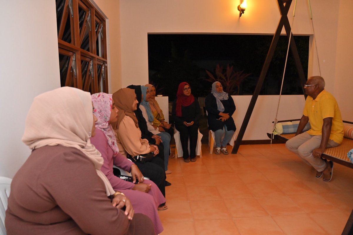 MDPSecretariat's tweet image. ރައީސް @ibusolih މަޖިލިސް20 ނ.ވެލިދޫ ދާއިރާގެ މިޕާޓީގެ ކެންޑިޑޭޓު އެމްޕީ @mashafeeg ގެ ކެމްޕެއިންގެ އިސް ހިންގުންތެރިންނާއި ބައްދަލުކުރެއްވުން.

#VelidhooDhaaira #VoteMode ✅1️⃣ 
#VoteMDP #Majlis2024
#MisraabuHamaMagah