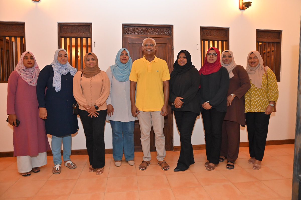 MDPSecretariat's tweet image. ރައީސް @ibusolih މަޖިލިސް20 ނ.ވެލިދޫ ދާއިރާގެ މިޕާޓީގެ ކެންޑިޑޭޓު އެމްޕީ @mashafeeg ގެ ކެމްޕެއިންގެ އިސް ހިންގުންތެރިންނާއި ބައްދަލުކުރެއްވުން.

#VelidhooDhaaira #VoteMode ✅1️⃣ 
#VoteMDP #Majlis2024
#MisraabuHamaMagah