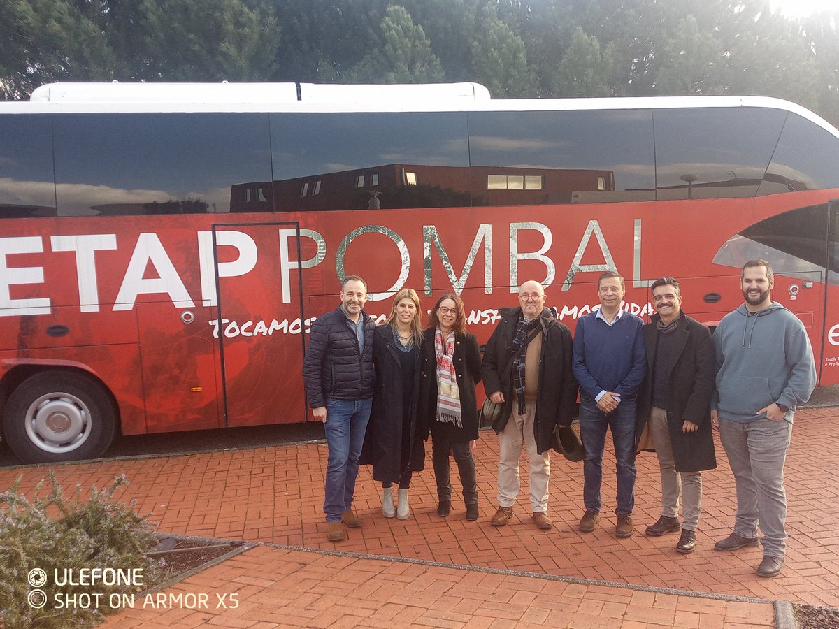 DenisPelissie's tweet photo. @JGallieni 
@salima_yenbou 
@jeuneseuro_tlse 
Un grand merci à nos amis de l'École technologique, artistique et professionnelle de Pombal au Portugal pour leur accueil, des premiers échanges fructueux pour poser les bases d'un partenariat riche pour nos élèves et nos enseignants. https://t.co/Rklsdlpo1h
